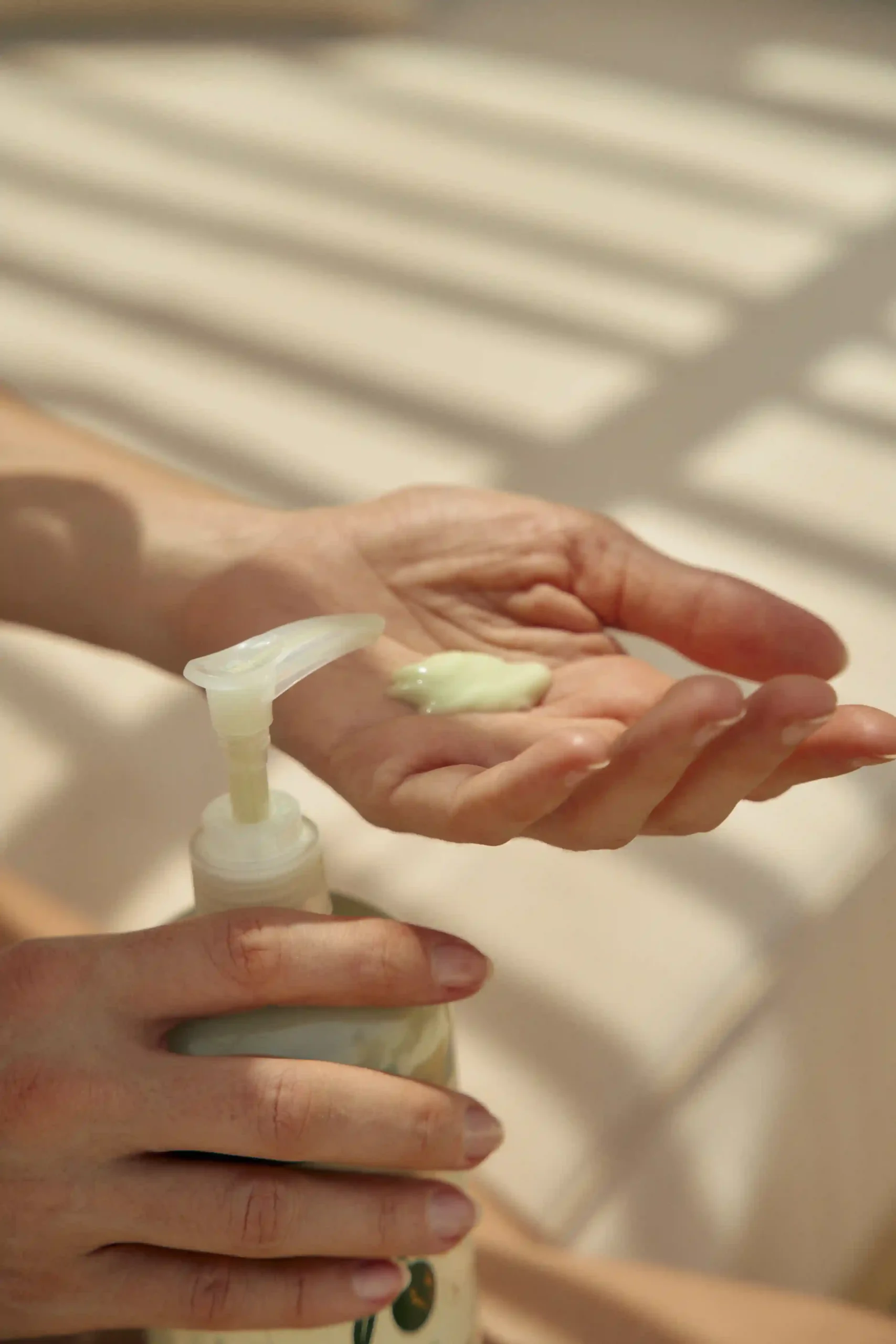 Applying Oroverde body lotion -6